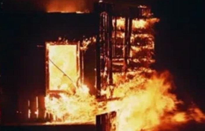 На западной окраине Астрахани при пожаре в двухэтажном доме пострадал подросток