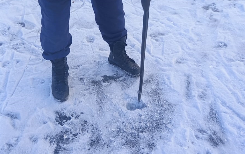 Толщину льда ежедневно продолжают мониторить спасатели
