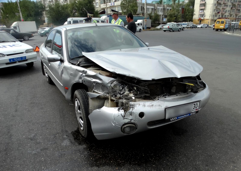 В Астрахани столкнулись иномарка и мусоровоз