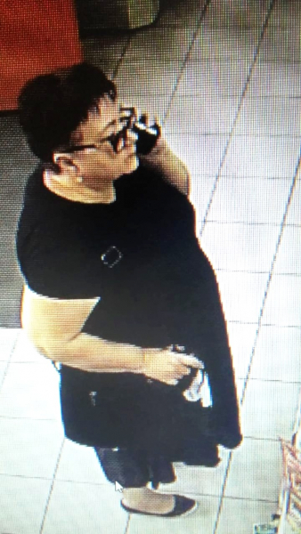 В Астрахани полиция ищет женщину, которая украла в аптеке кошелек. ВИДЕО кражи