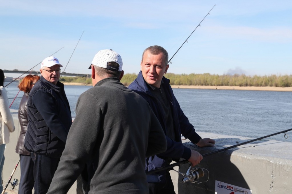 Фестиваль «Вобла-2019» как политическое предсказание: Сергей Морозов поймал первую рыбу и тут же выпустил