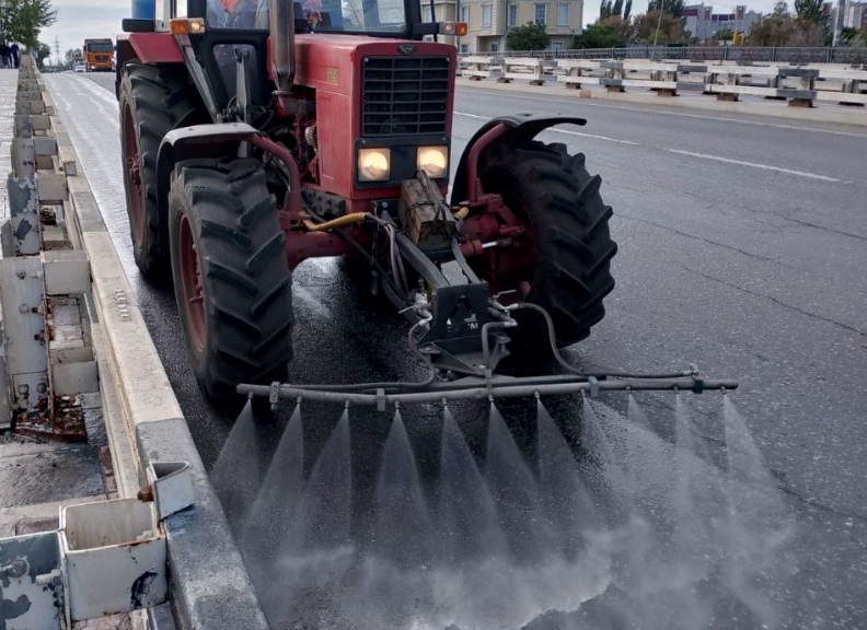 На мостах Астрахани продолжают наводить марафет