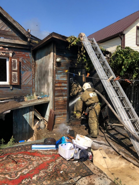 В Астрахани сгорели дом, заброшенное строение и забор