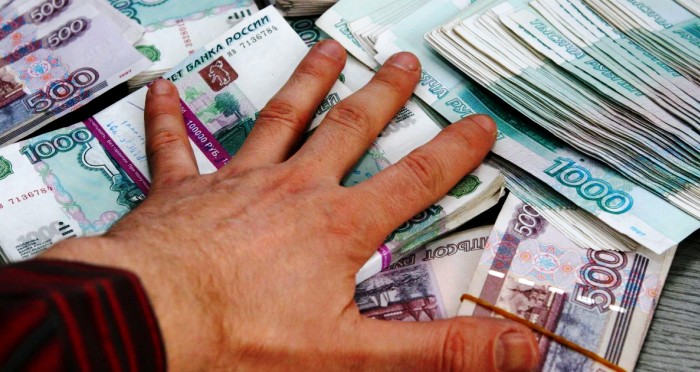 В Астрахани торгового представителя подозревают в присвоении денег и материалов почти на 2 млн рублей