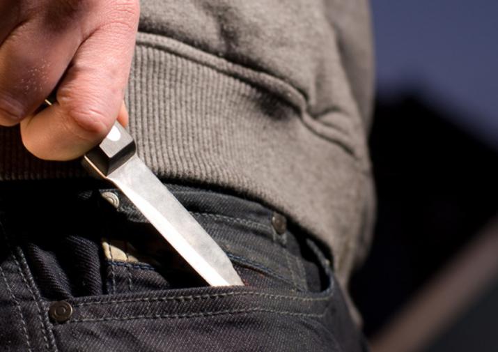 Астраханку чуть не зарезали на глазах у маленького ребенка