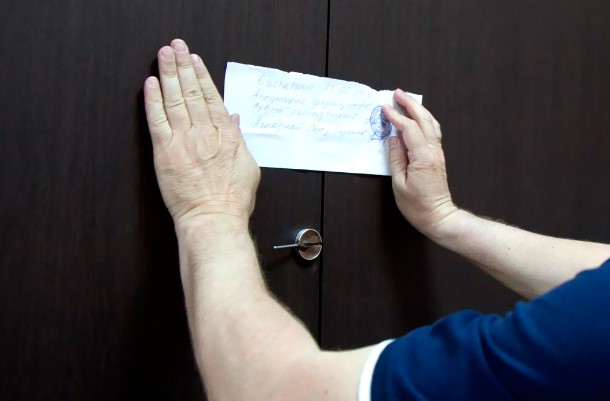 В Астрахани у предпринимательницы арестовали квартиру за некачественный ремонт школы