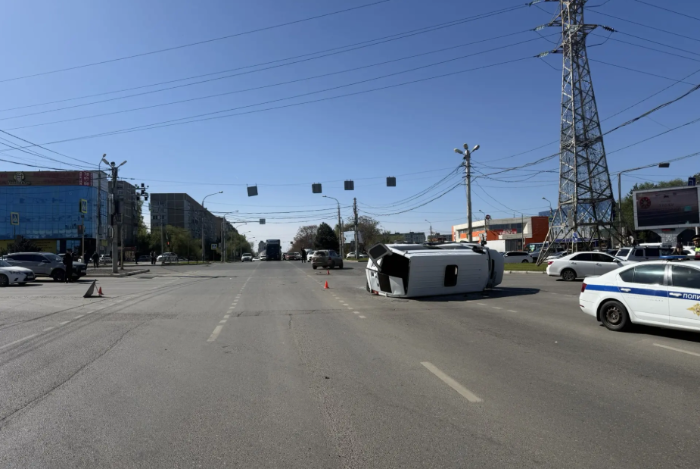 В астраханские больницы госпитализировано шесть человек после опрокидывания маршрутки 
