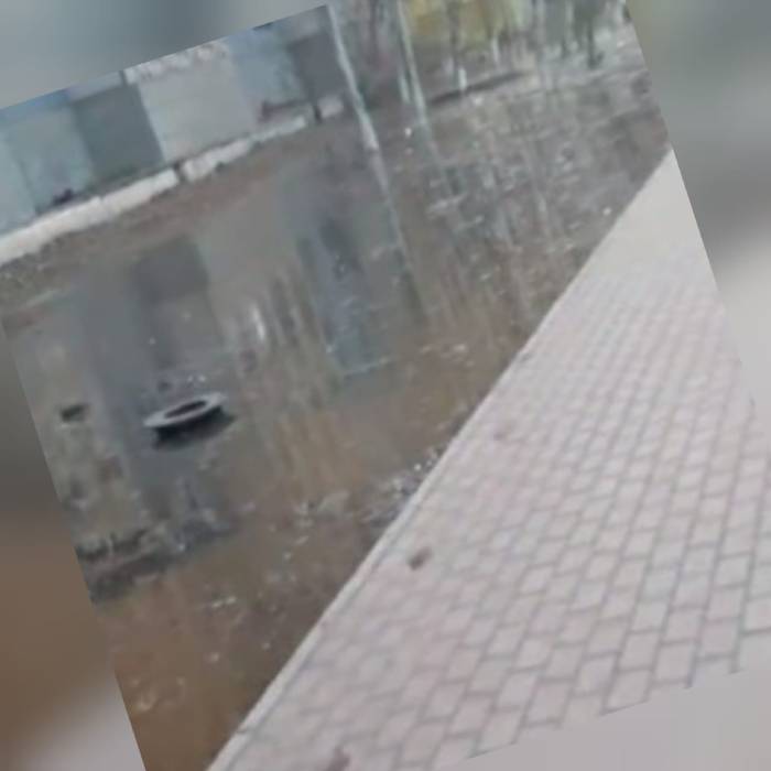 Одна из астраханских улиц превращается в болото: видео