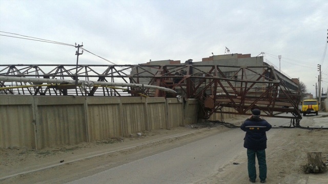 Сильный ветер в Астрахани повалил кран и обрывает линии электропередачи