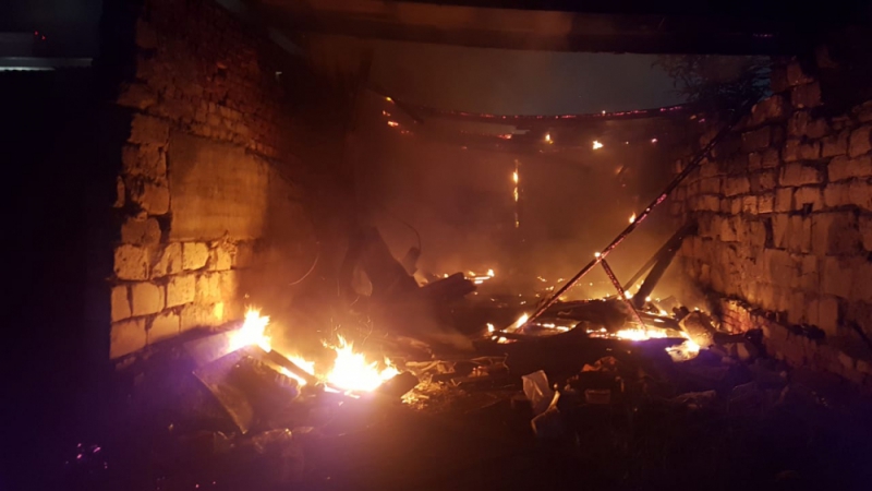 Ночью в Астрахани сгорело дотла здание