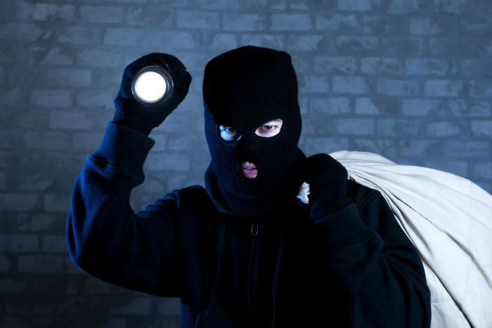 Кто во что горазд: в Астрахани воруют голубей и бордюры