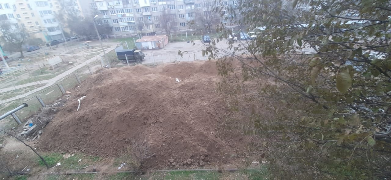 Астраханка жалуется, что из-за строителей скоро собаки будут запрыгивать к ней в окно