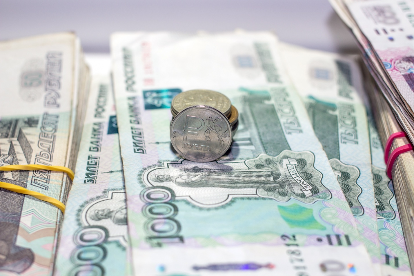 Астраханка отдала мошенникам огромную сумму в трех валютах