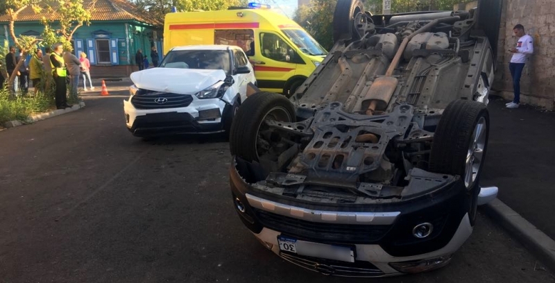 В Астрахани автомобиль после столкновения отбросило на пешехода: женщина серьезно пострадала