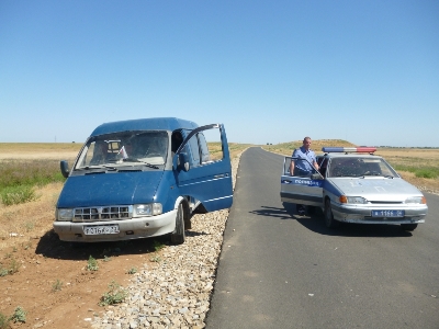Под Астраханью полицейские спасли водителя горящего грузовика