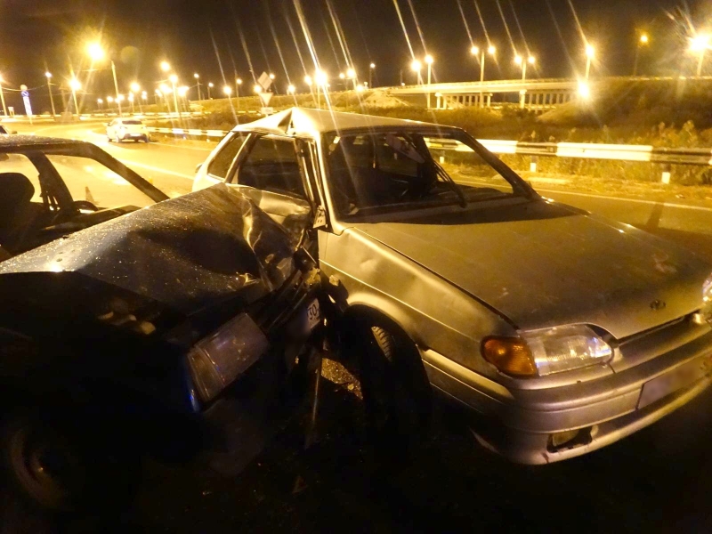В Астрахани два авто не поделили дорогу: трое пострадавших