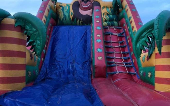 Камызякской предпринимательнице, на чьем батуте ребенок сломал руку, назначили наказание