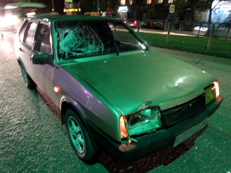 В Астрахани автомобиль сбил двух человек на "зебре": погибла девушка