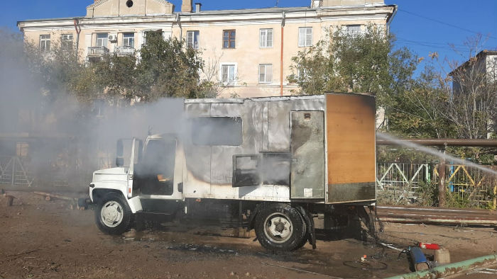 Напротив астраханского детского сада мощно горел грузовик