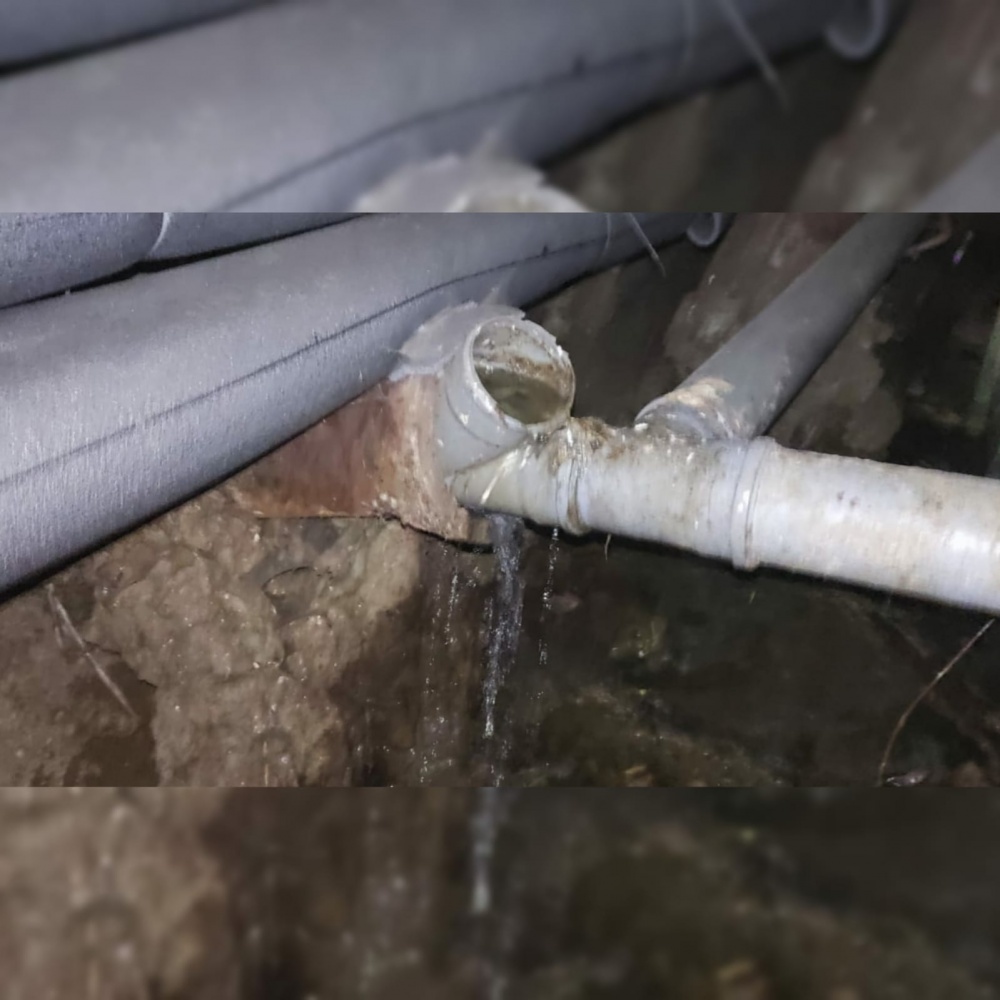 Астраханскую пятиэтажку уже месяц заливает канализационными водами