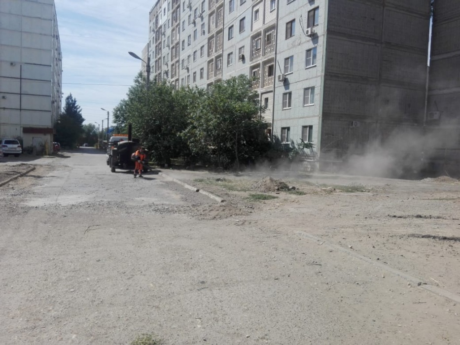 Астраханцы сообщают о дорожниках, которые испортили их машины