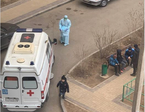 Астраханцев напугал врач в респираторе и защитном костюме. Коронавирус всё-таки добрался до нас?