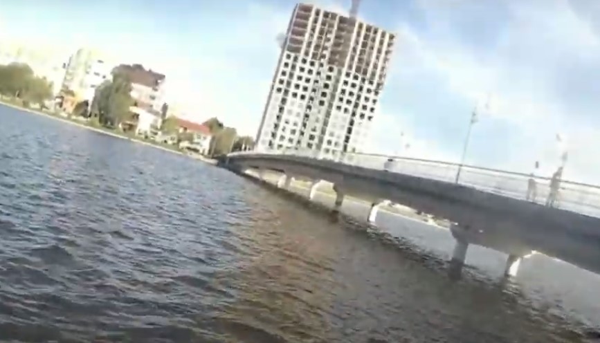 Кадры спасения женщины астраханскими полицейскими