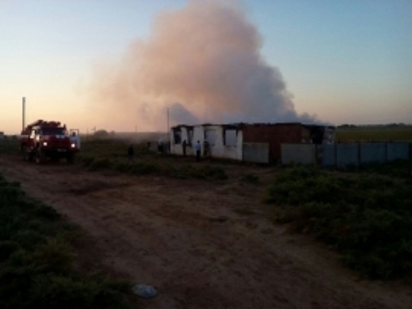 В Астраханской области на пожаре погибли женщина и ее 4-летний сын