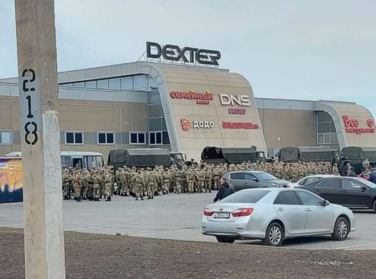 Кадры спецоперации на трусовской стороне Астрахани: полчище силовиков ищет преступника