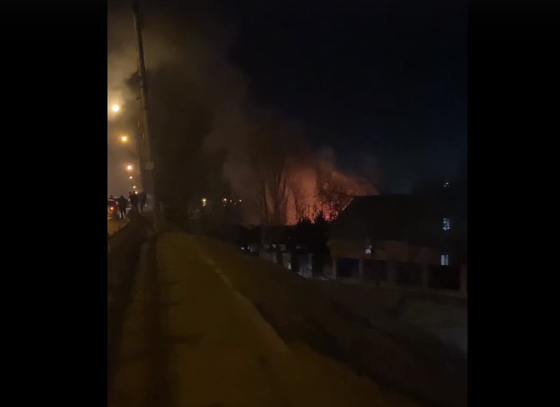 В районе Царевского моста в Астрахани дотла сгорел дом: кадры страшного пожара