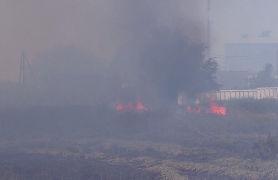 За сутки астраханские пожарные выезжали на 21 возгорание камыша