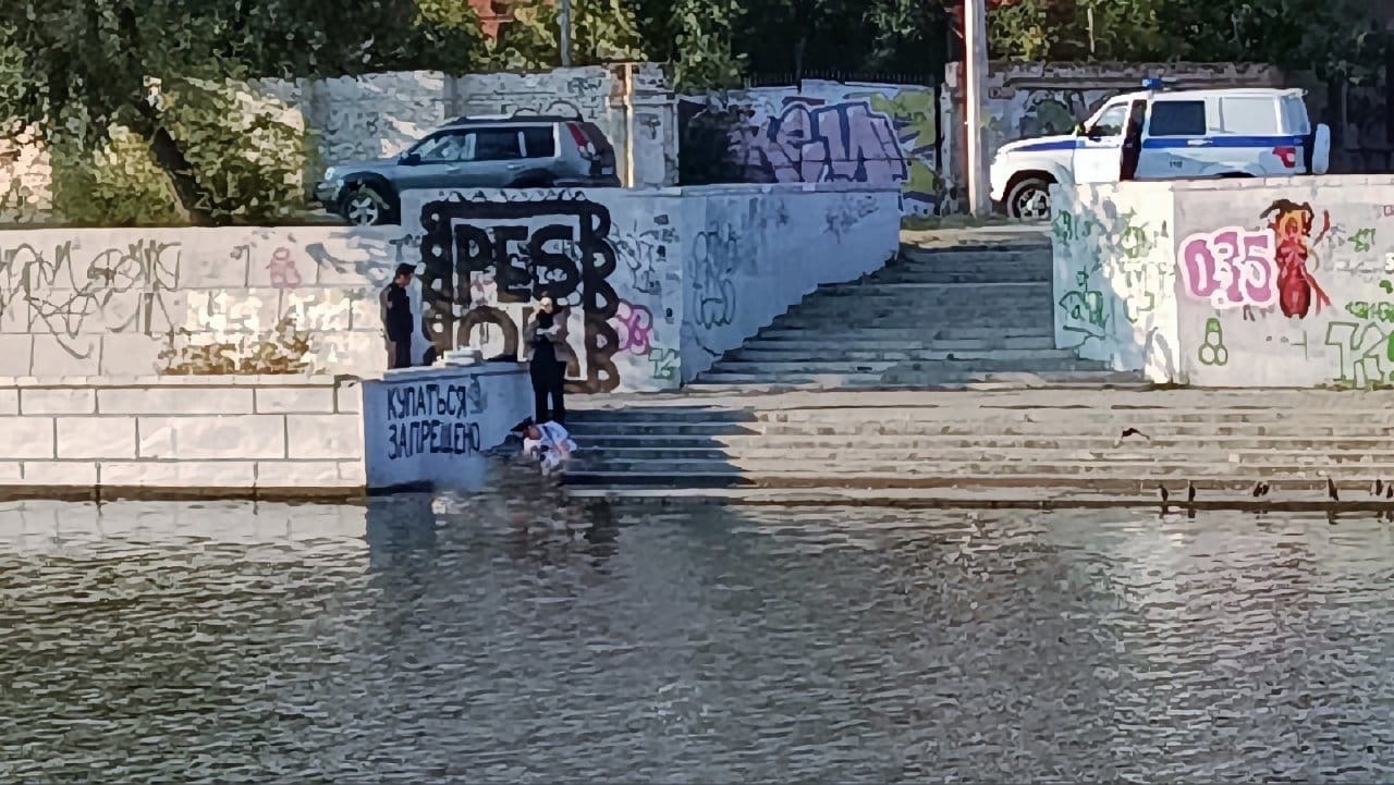 В центральном канале Астрахани обнаружили труп мужчины