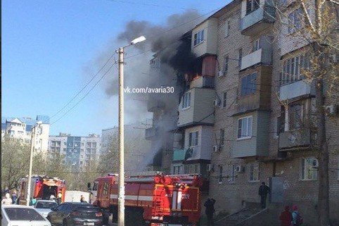 В Астрахани в пятиэтажке сгорели разом четыре балкона