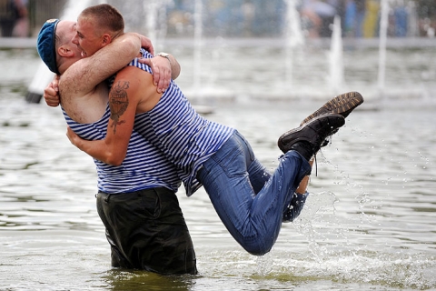 Десантникам разрешили купаться в фонтанах и бить бутылки о голову