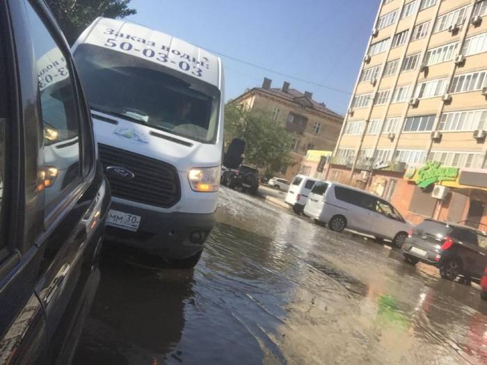 Затопленная улица в Астрахани скрывает опасный сюрприз для водителей