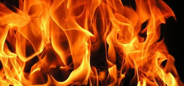 На ночном пожаре в Астрахани спасли восемь человек