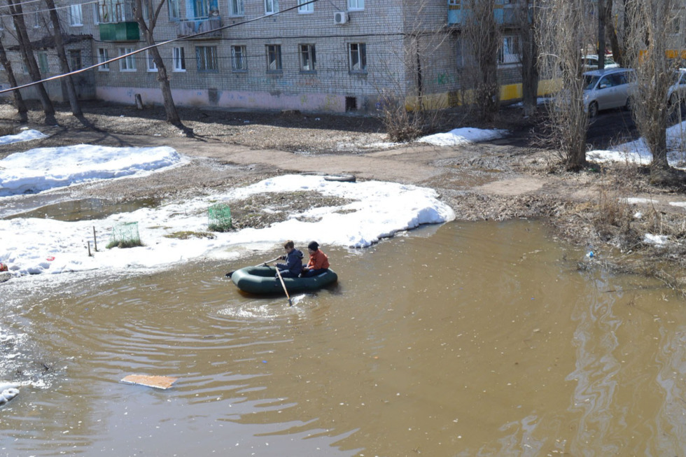 Один из районов Астрахани утопает в луже (ВИДЕО)