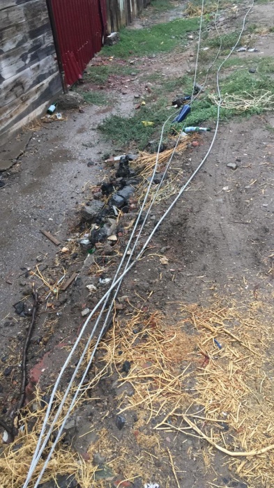 Земля под напряжением: на одной из улиц Астрахани все-таки упали электропровода, на которые жаловались жители