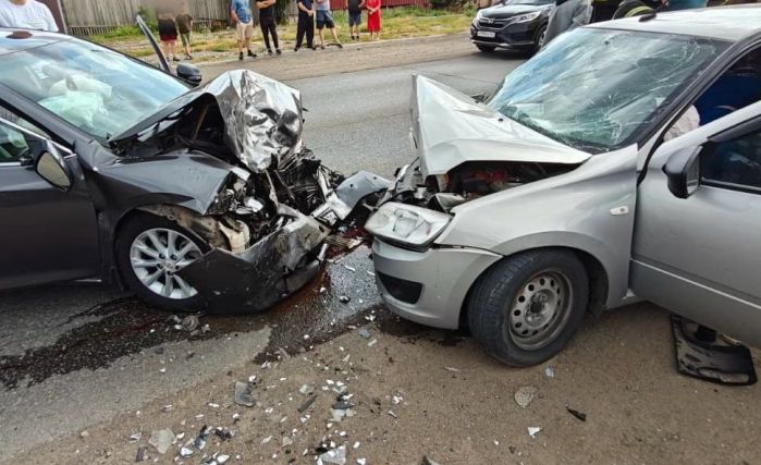 Под Астраханью в лобовом столкновении «Лады» и «Тойоты» пострадали четверо