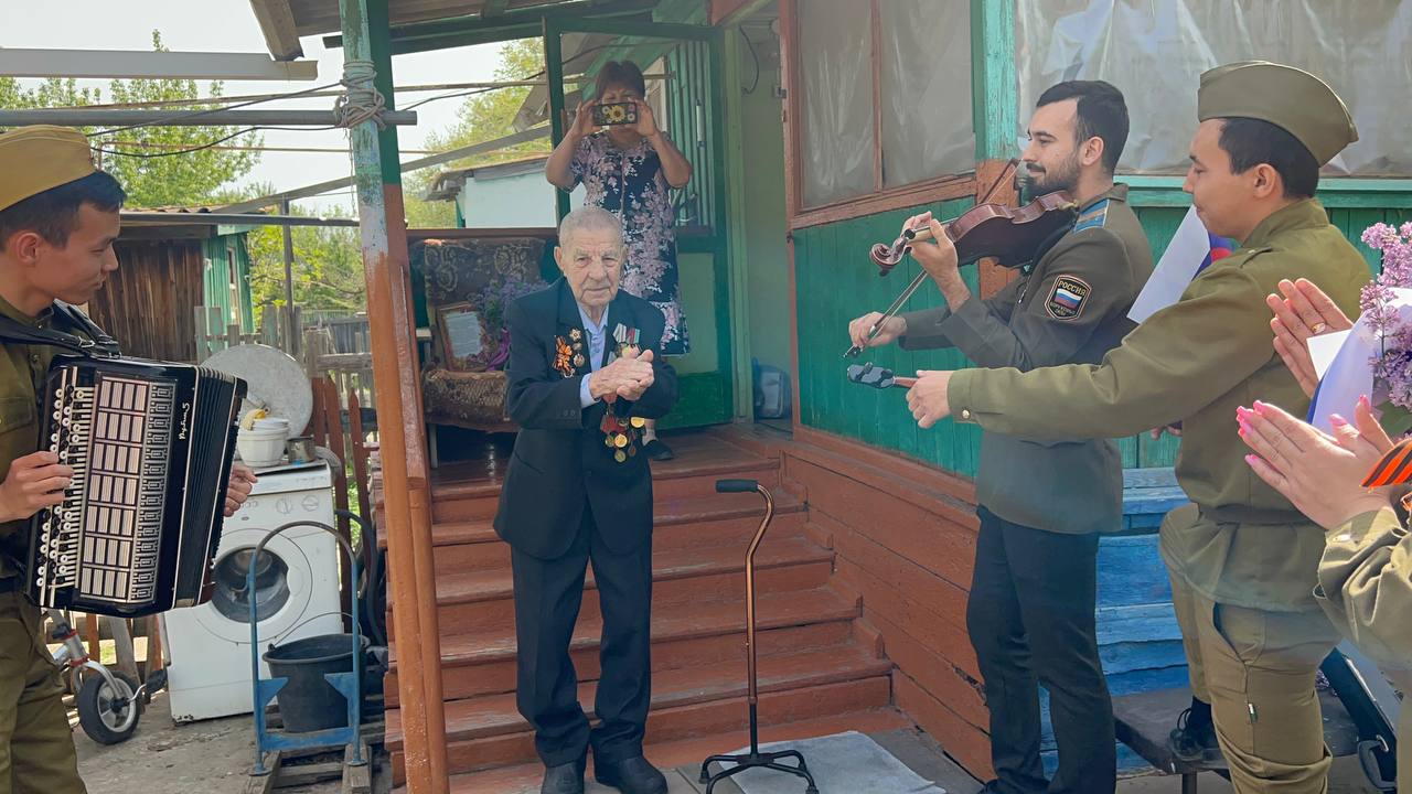 99-летний ветеран спел и станцевал с астраханскими артистами