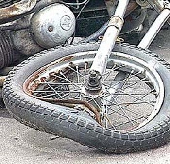 Под Астраханью опрокинулся мотоцикл: водитель погиб