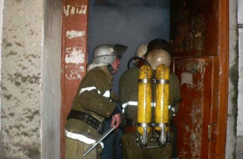 В Астрахани загорелся подъезд двенадцатиэтажки