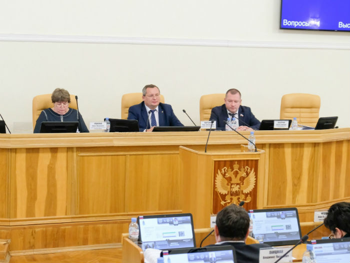 В День Конституции Игорь Мартынов пожелал депутатам полезных инициатив и взвешенных решений