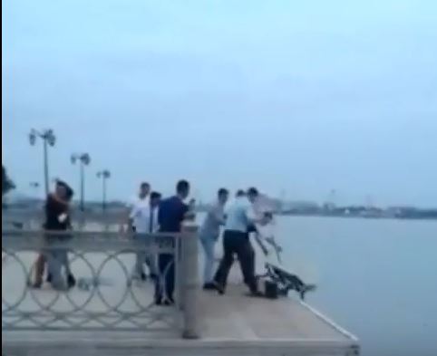 На набережной Астрахани парни выкинули в реку лавочку. Видео
