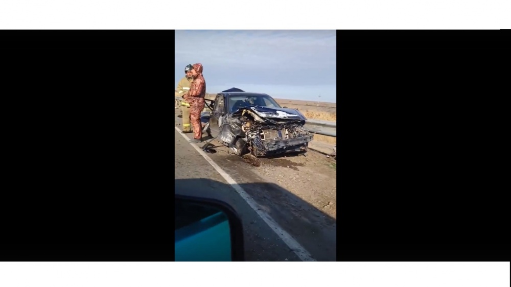 Машина всмятку: сильная авария произошла на трассе в Астраханской области