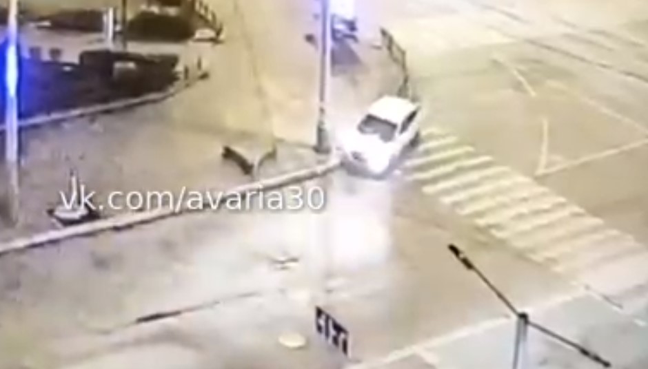 Опубликовано видео, как в центре Астрахани водитель иномарки не вписался в поворот на скорости