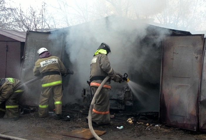 На севере Астраханской области пожарным пришлось тушить огонь в гараже и камышах