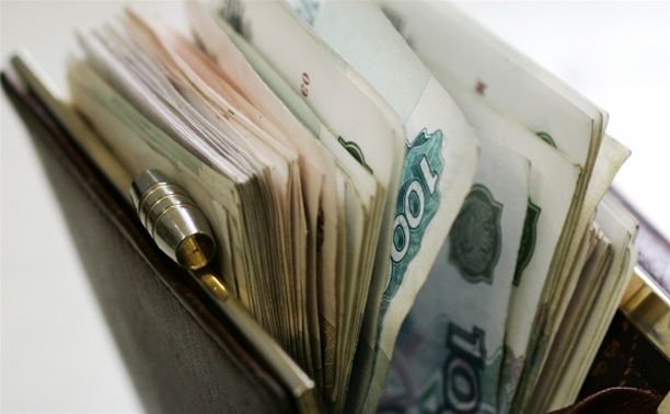 Под Астраханью сельчанка после алкогольной посиделки украла у хозяйки пальто с 17-тысячным бонусом в кармане