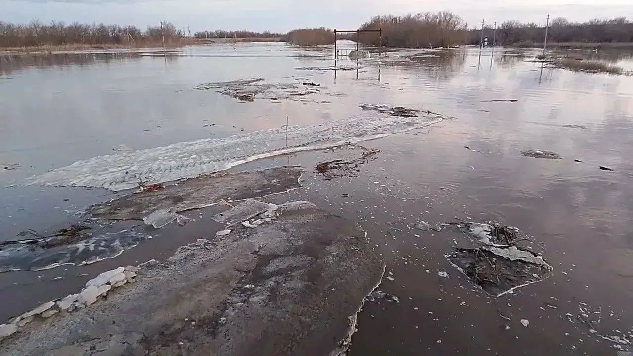 Водитель лодки пострадал, врезавшись в льдину под Астраханью