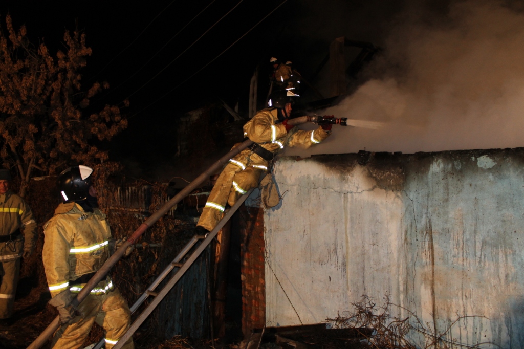 В Астрахани сгорел мебельный цех